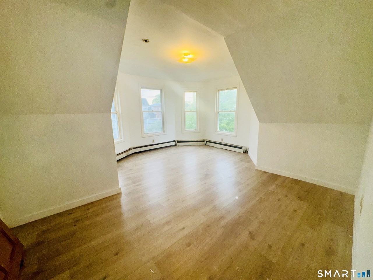 470 Wood Ave - Photo 7 of 15