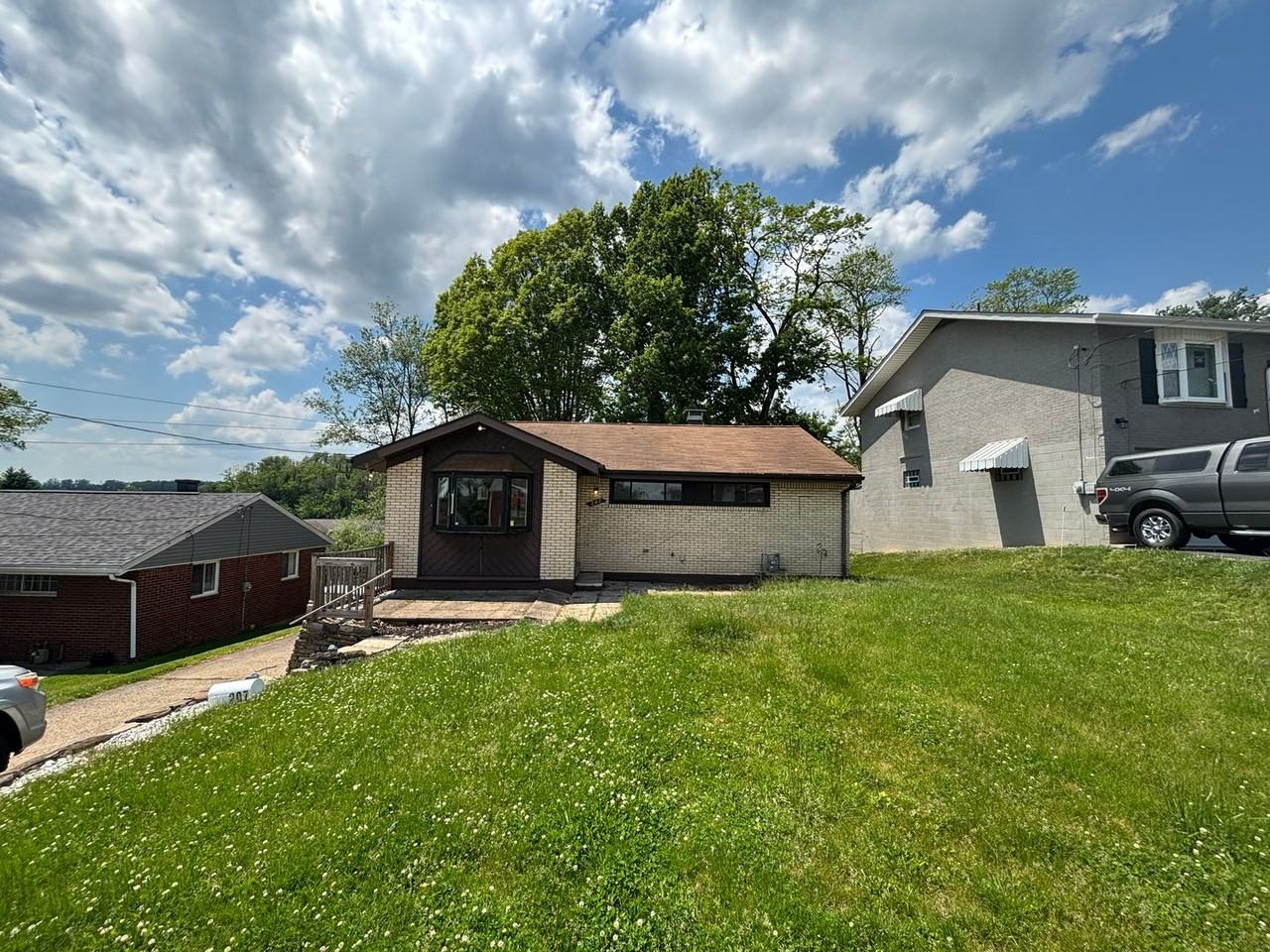 207 Kingston Dr - Photo 2 of 25