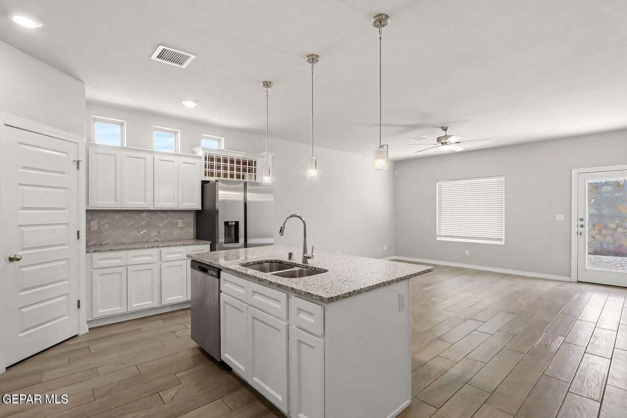 13186 Emerald Isle St - Photo 4 of 21