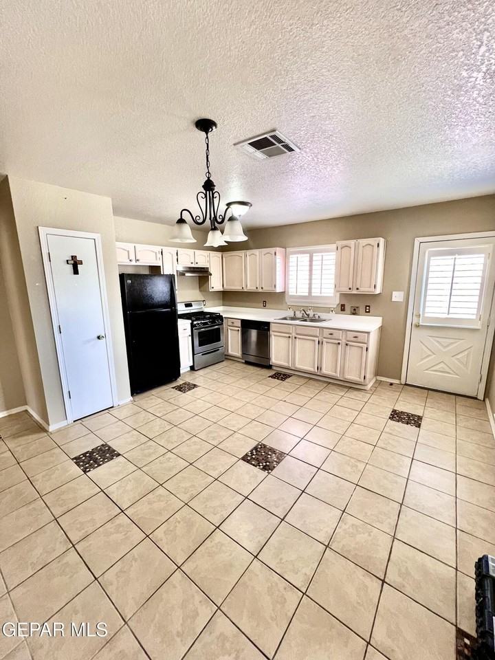11600 Edward James Ave - Photo 2 of 8