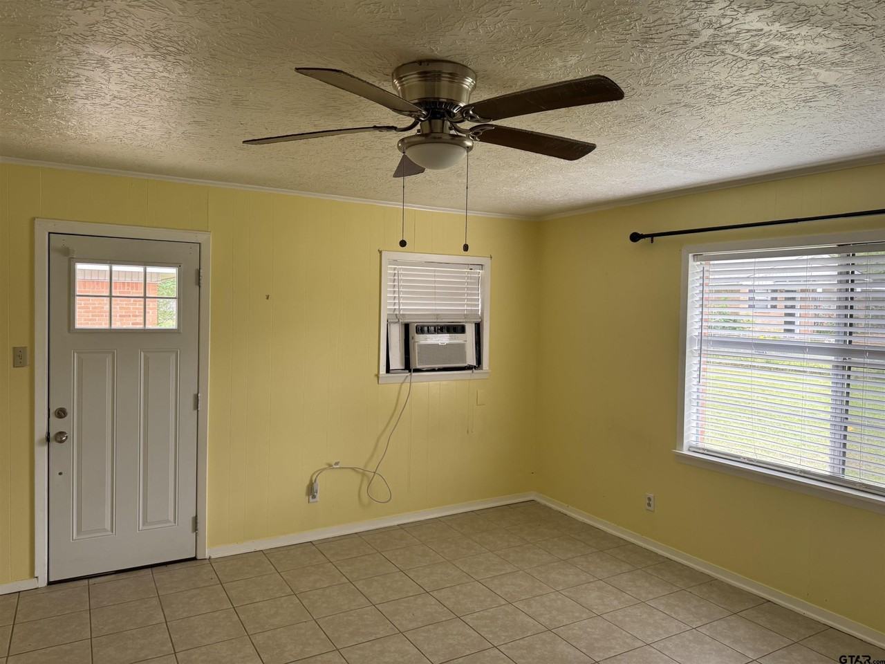3011 Brentwood Dr - Photo 3 of 9