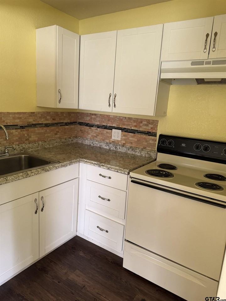 3011 Brentwood Dr - Photo 4 of 9