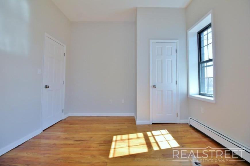 446 Hancock St - Photo 6 of 10