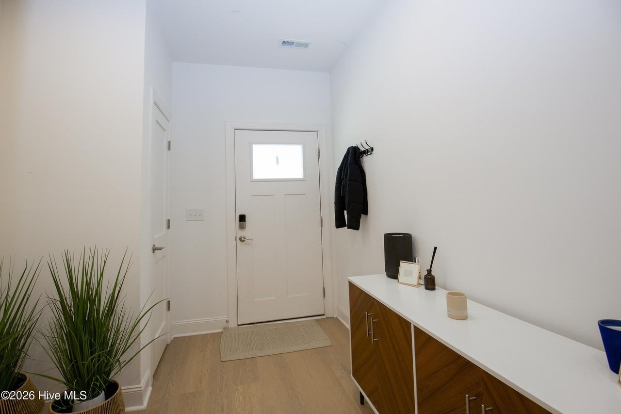 381 James St - Photo 4 of 46