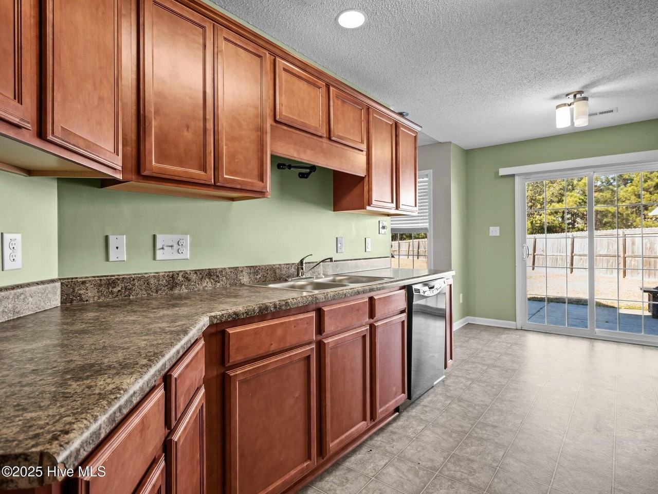 101 Berwick Ct - Photo 5 of 34
