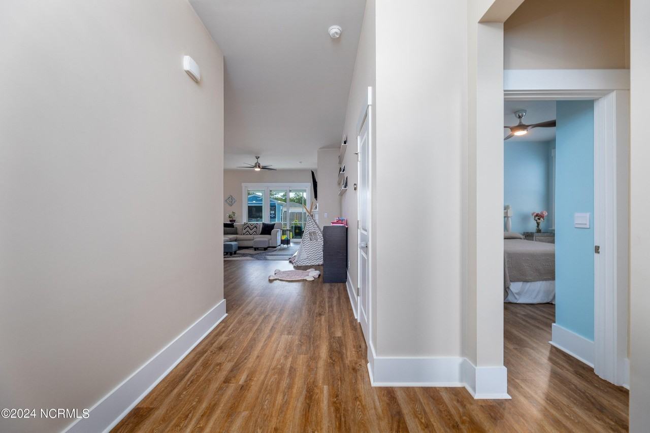 416 Edgewater Way - Photo 5 of 35