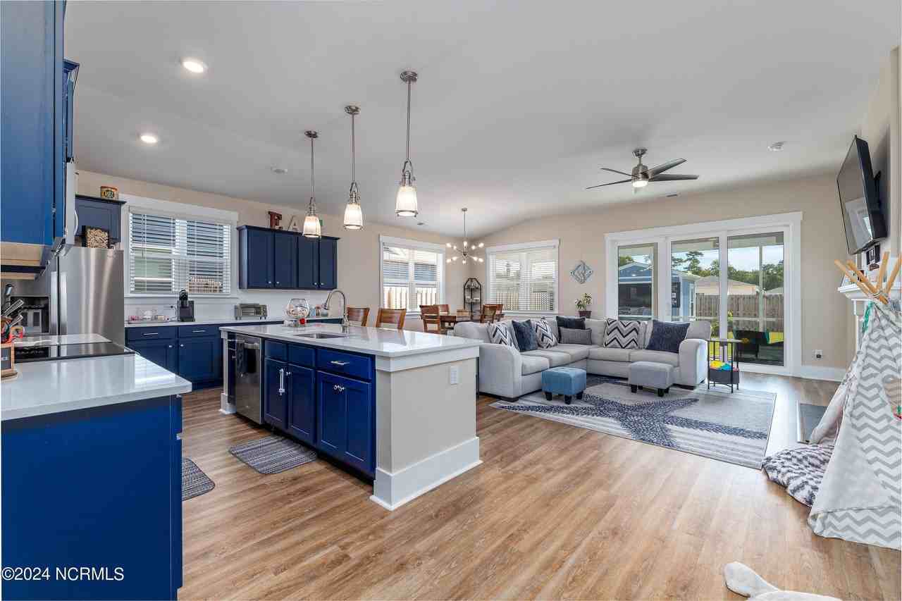 416 Edgewater Way - Photo 6 of 35