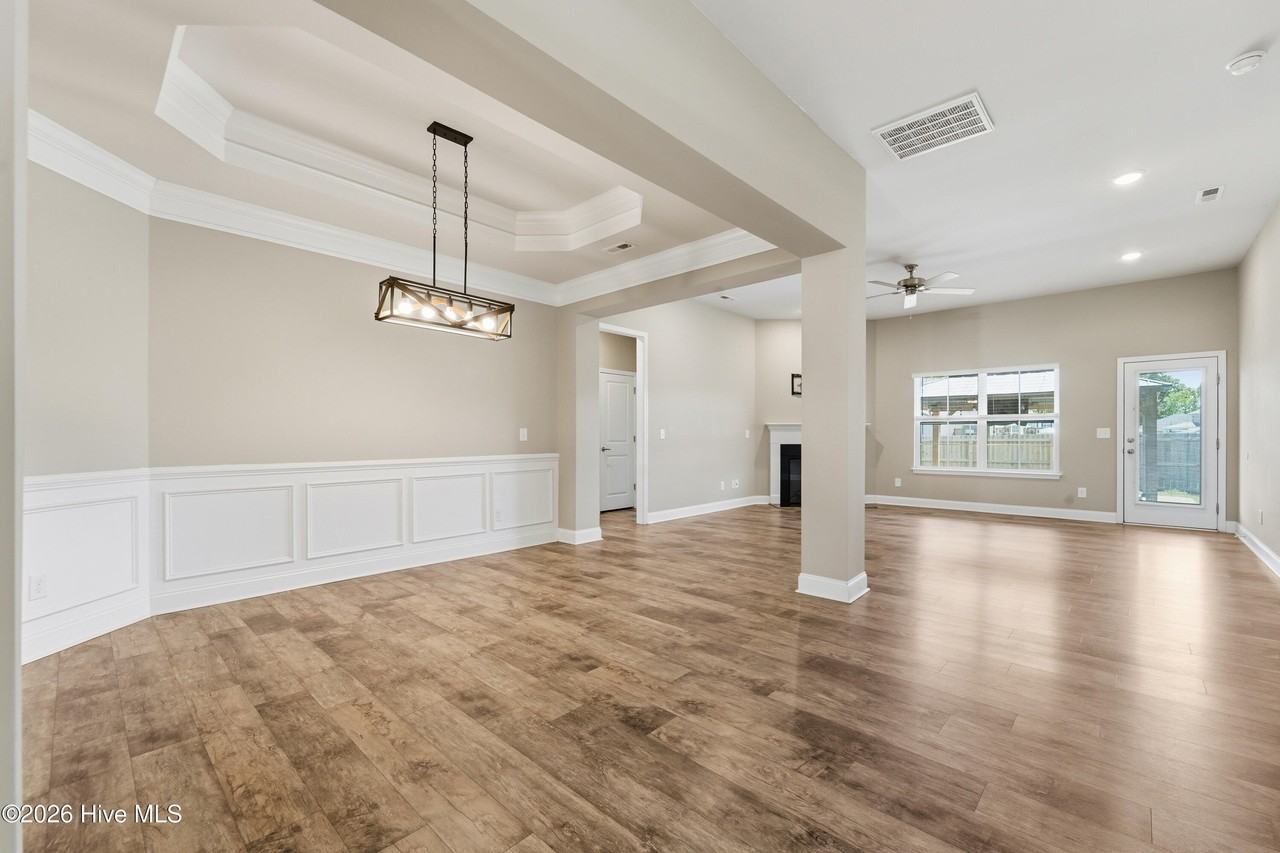 755 Greenwich Pl - Photo 4 of 46
