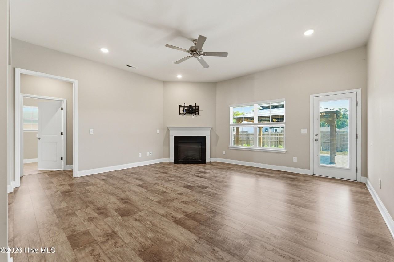 755 Greenwich Pl - Photo 7 of 46