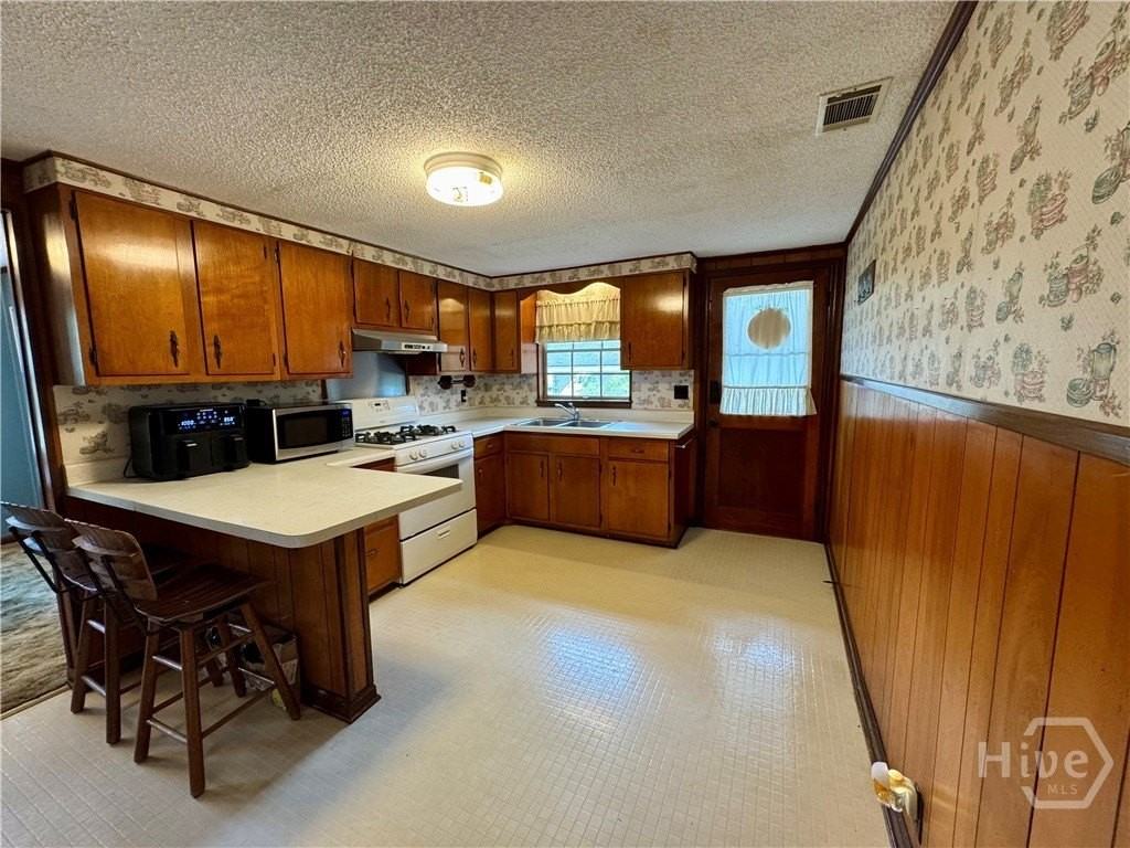 108 Tyler St - Photo 4 of 11