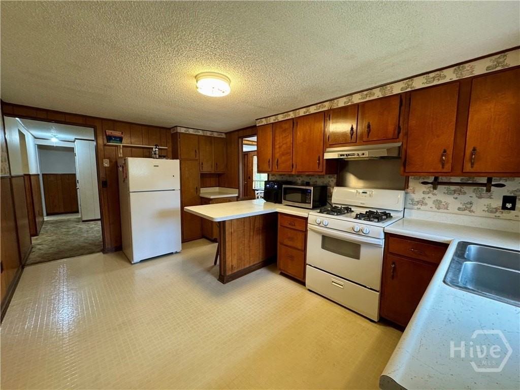 108 Tyler St - Photo 5 of 11
