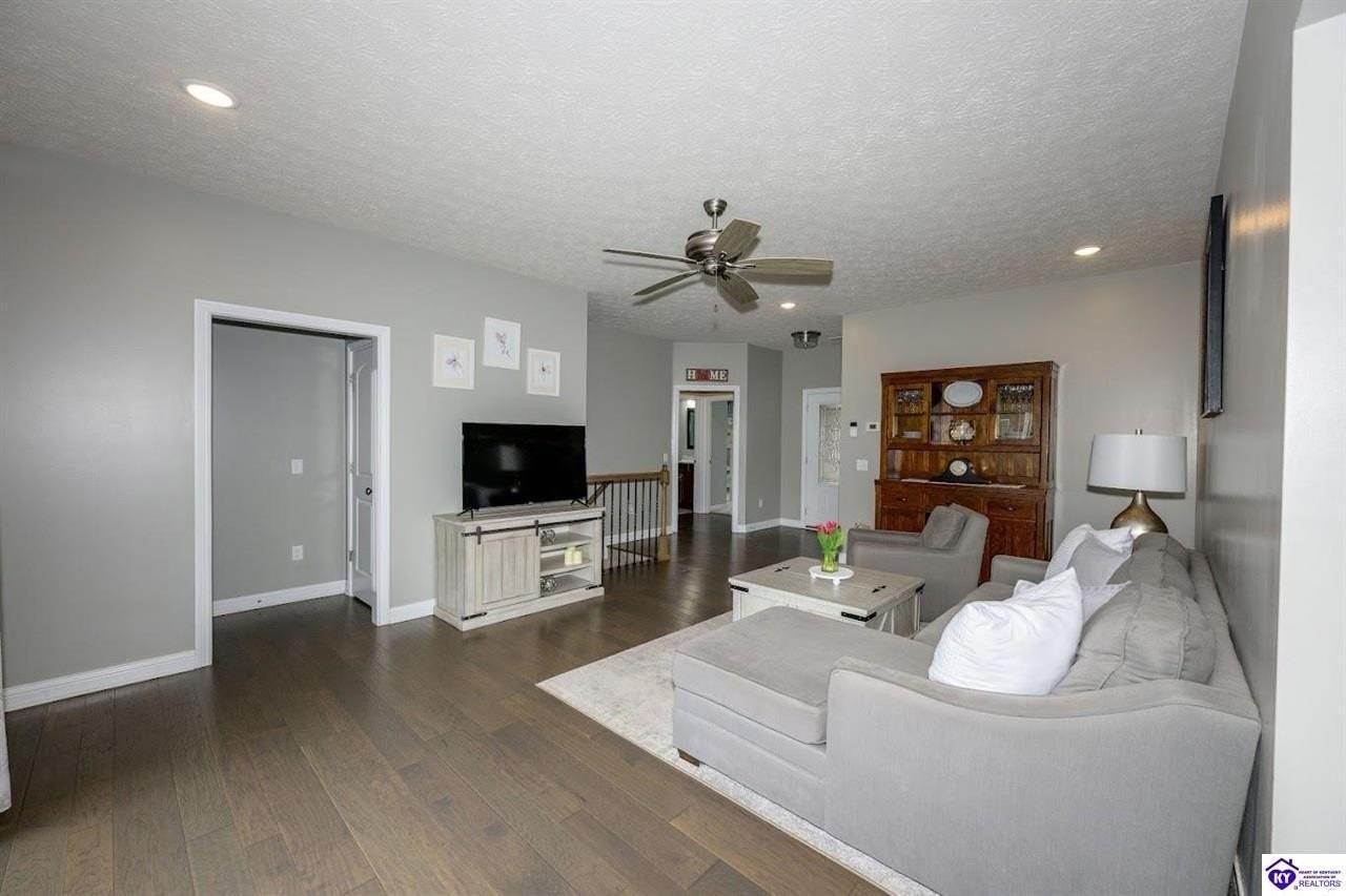 236 Butterfield Dr - Photo 5 of 25