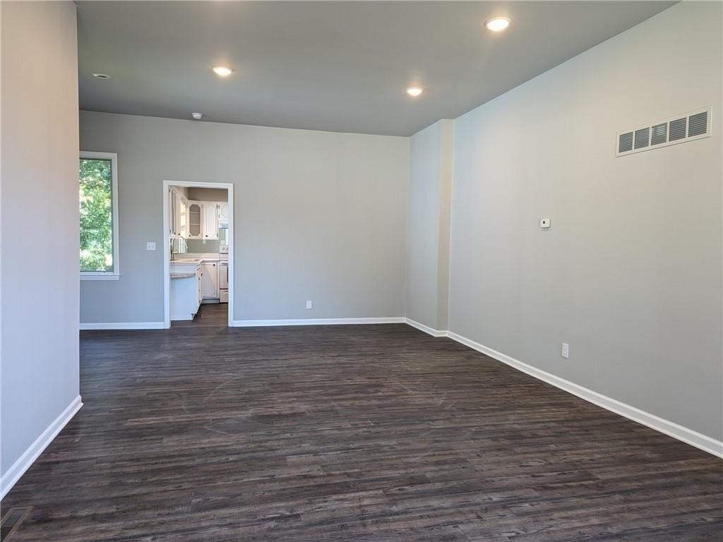 308 E Market St - Photo 3 of 16