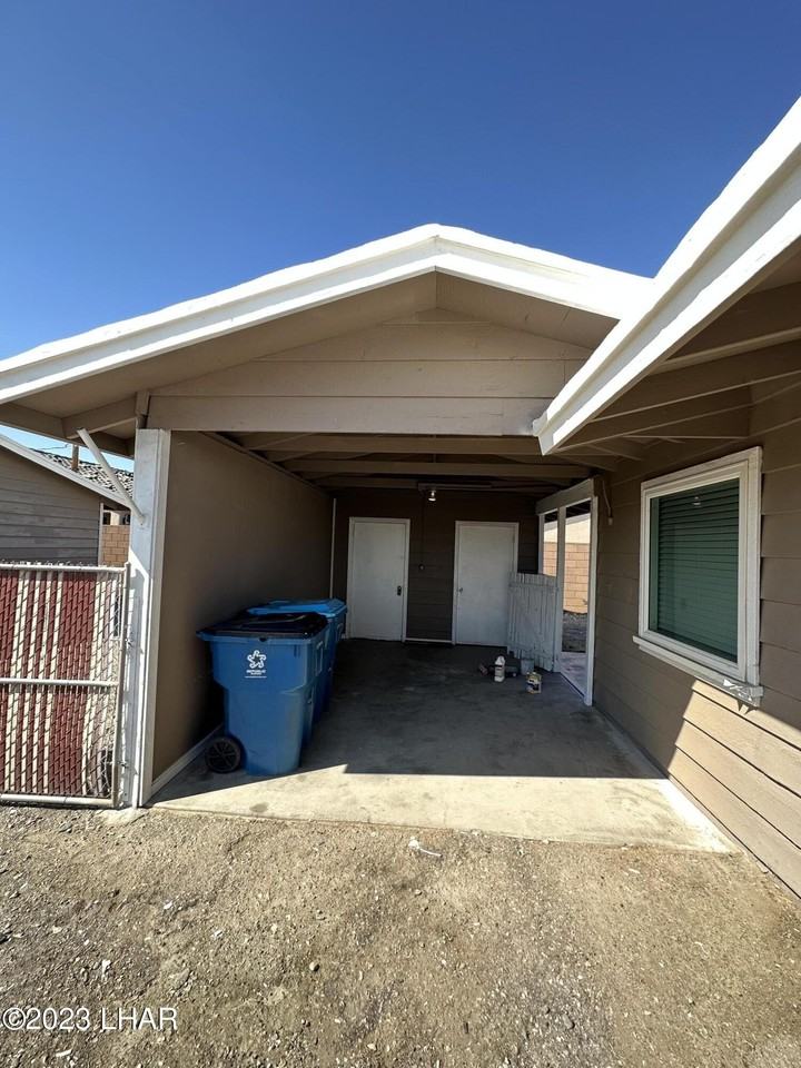 1226 Lake Havasu Ave N - Photo 2 of 13