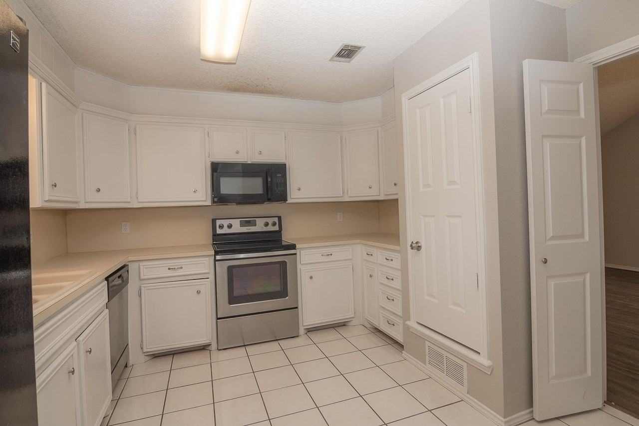 5726 94th St - Photo 7 of 21