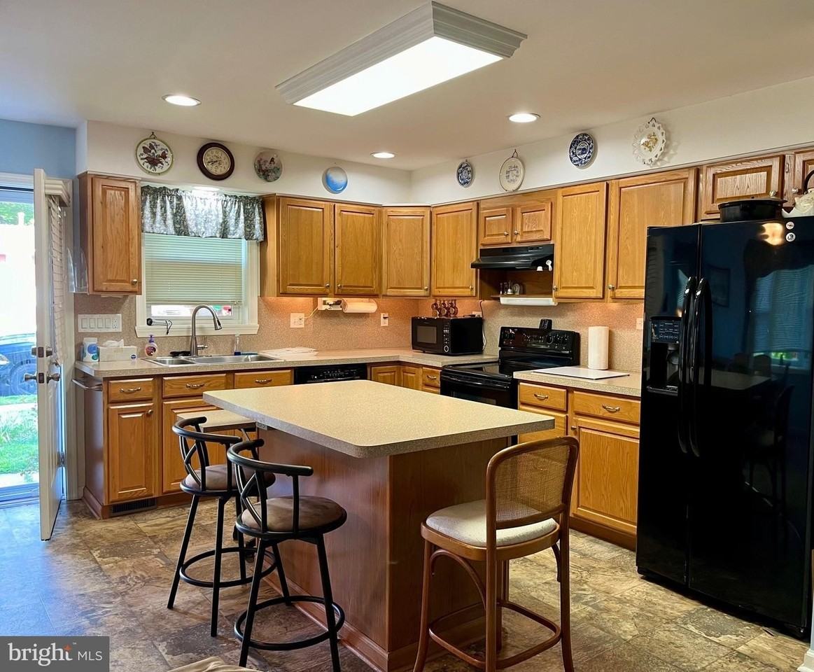 870 Broadfield Dr - Photo 2 of 13