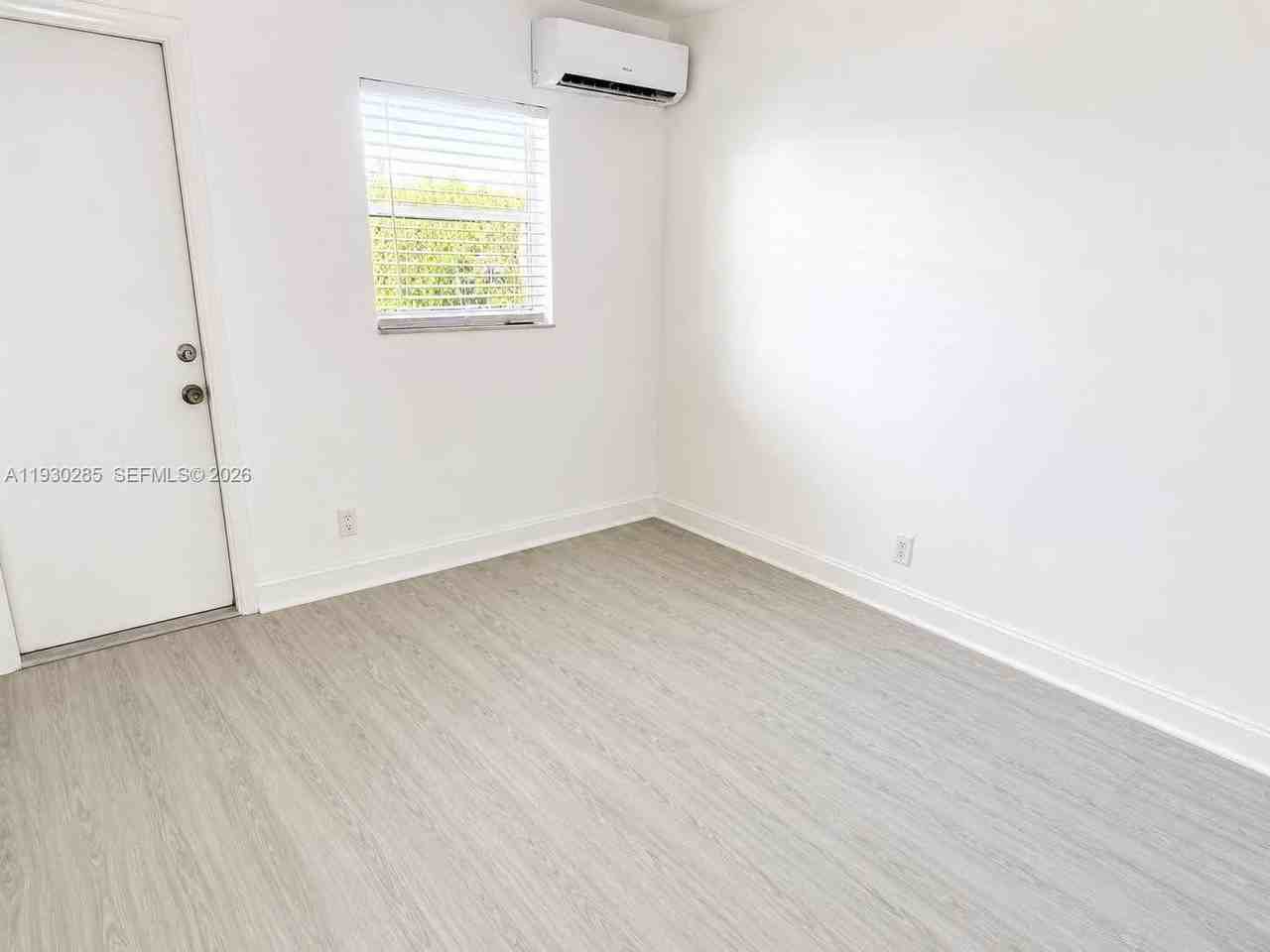 749 Se 15th St #10 - Photo 3 of 13