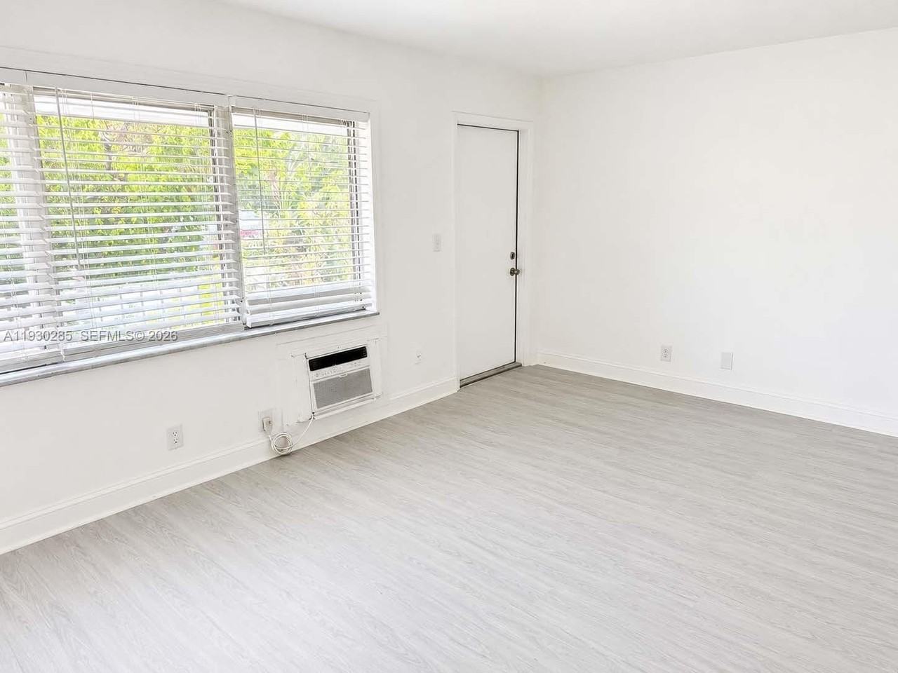 749 Se 15th St #10 - Photo 4 of 13