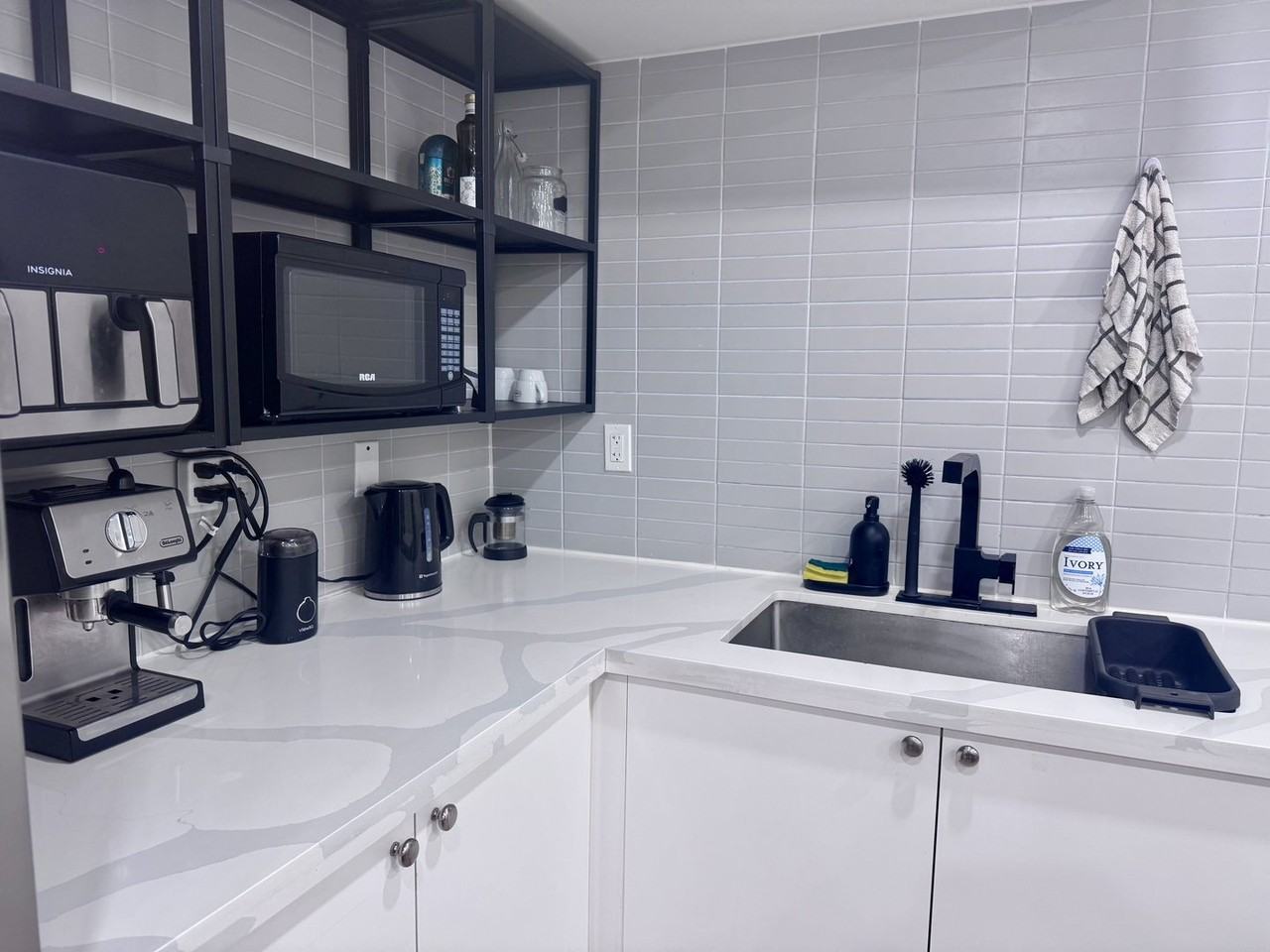 910 Saint Clarens Ave - Photo 4 of 7