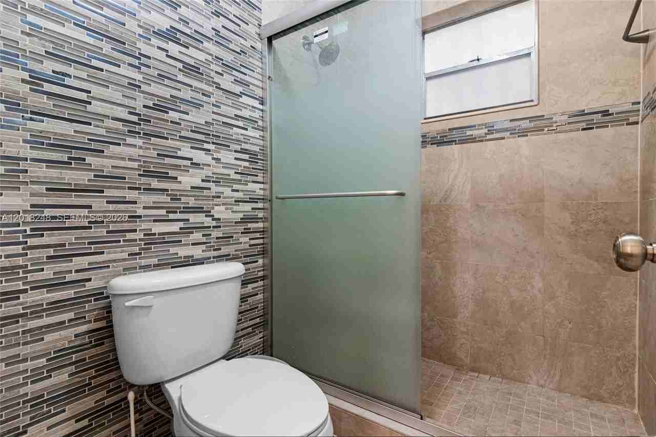 1740 Jefferson Ave #8 - Photo 4 of 28