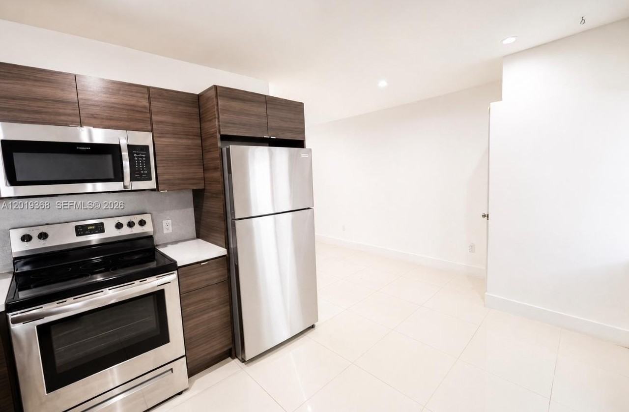 542 Ne 67th St #542 - Photo 3 of 8