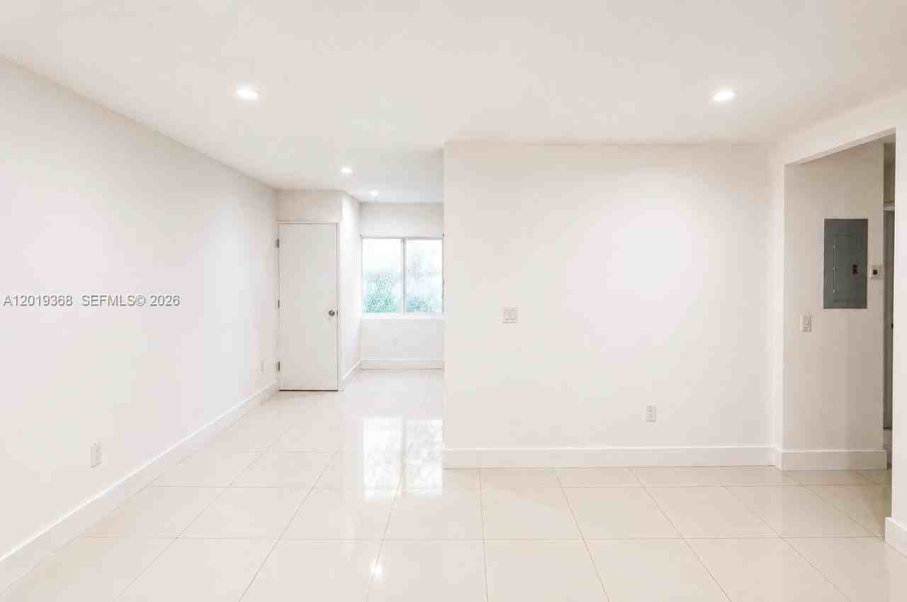 542 Ne 67th St #542 - Photo 4 of 8