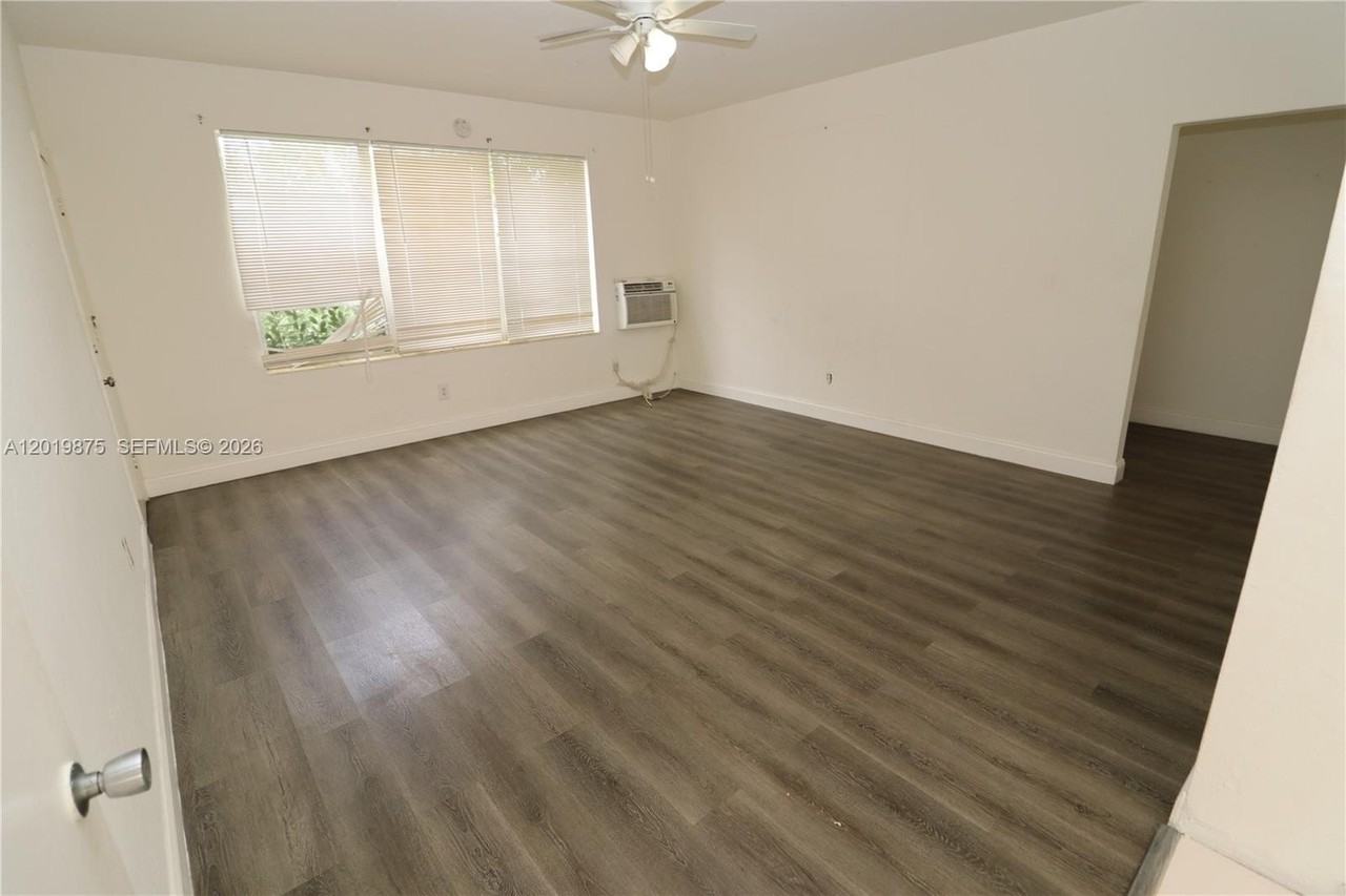 809 85th St #2 - Photo 3 of 27