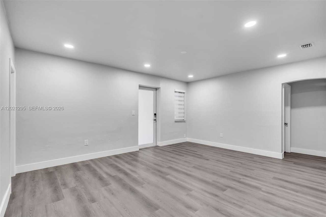 648 South Dr - Photo 4 of 23