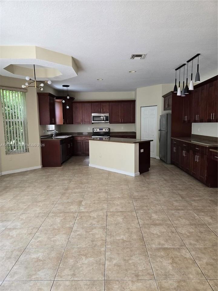2221 Sloane Pl - Photo 2 of 4