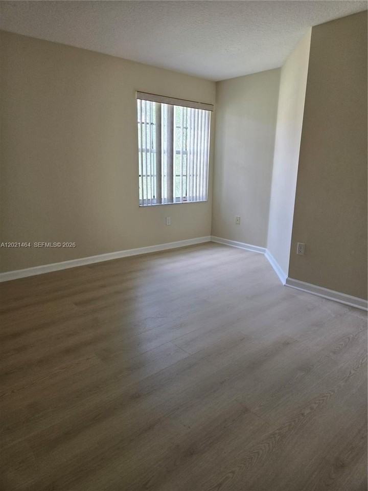 2221 Sloane Pl - Photo 3 of 4