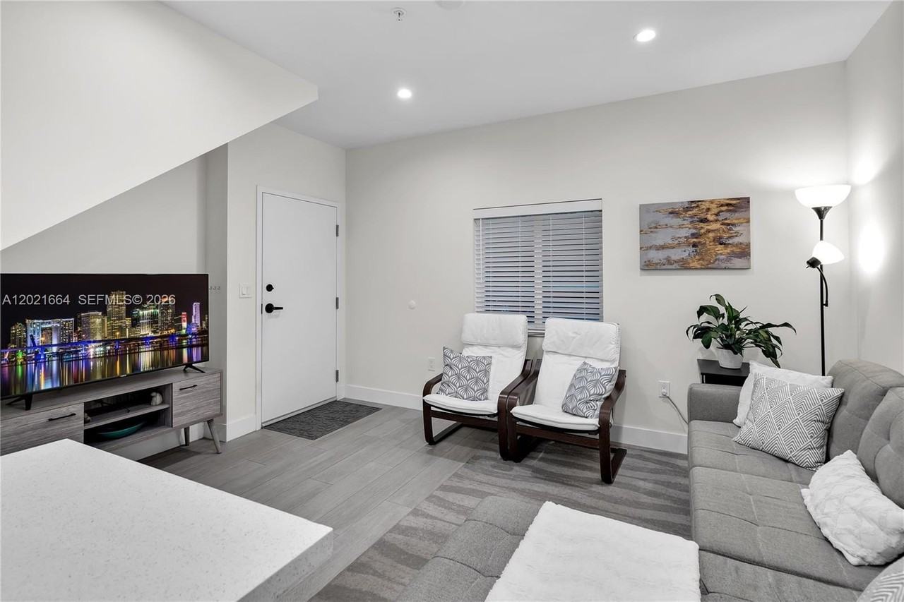 1786 Sw 9th St #1 - Photo 3 of 21
