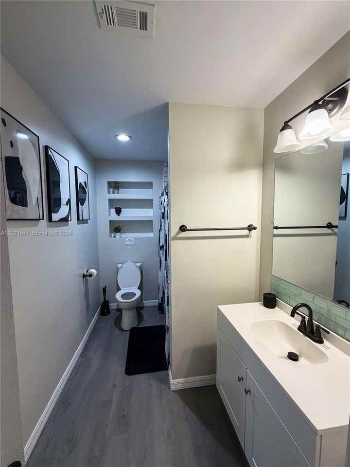 370 Hand Ave - Photo 2 of 33