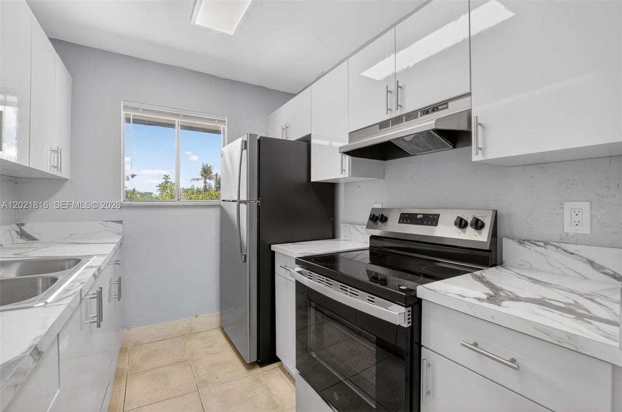 2201 Catherine Dr #3 - Photo 5 of 29