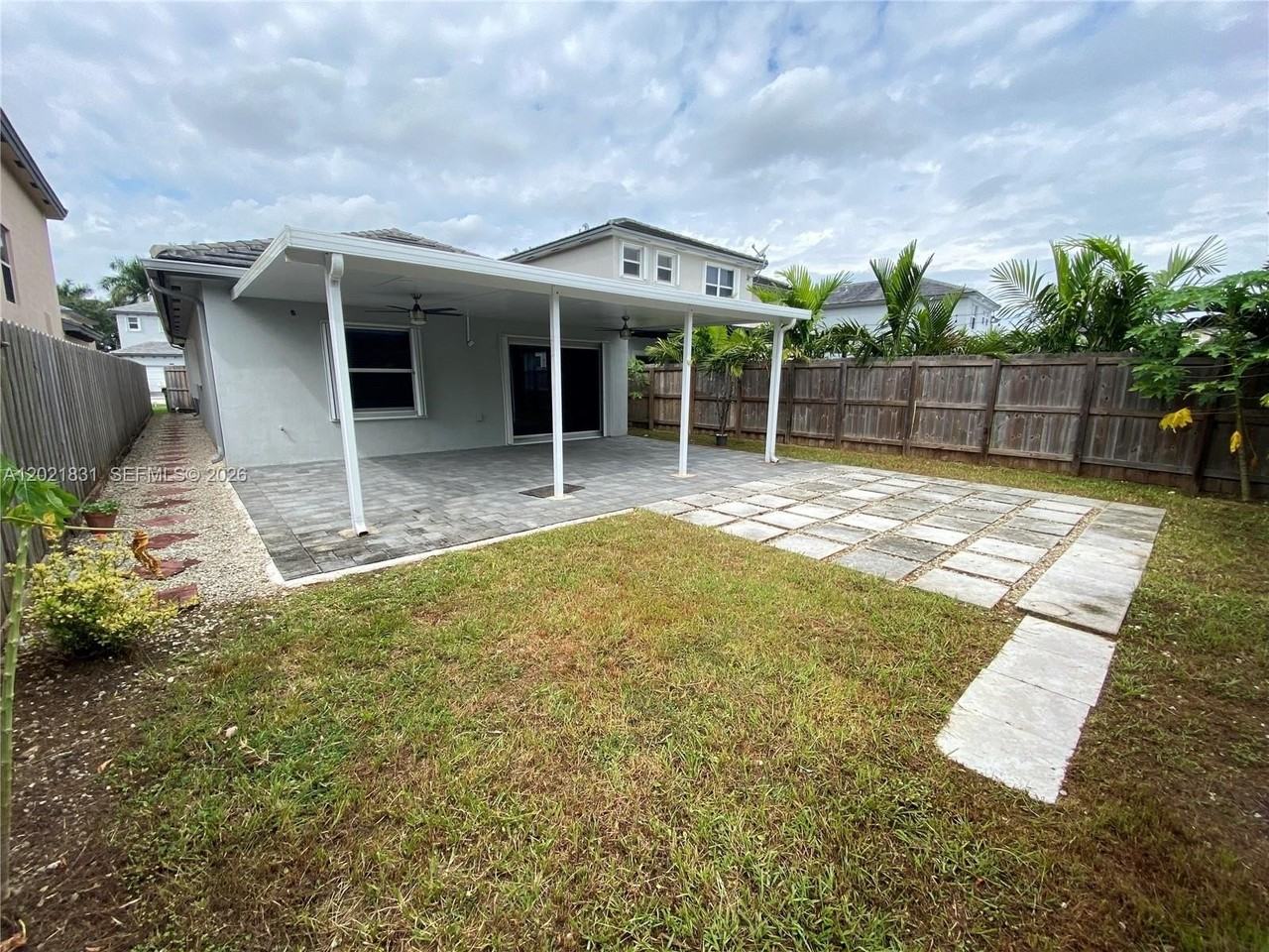 273 Se 31st Ave - Photo 2 of 5