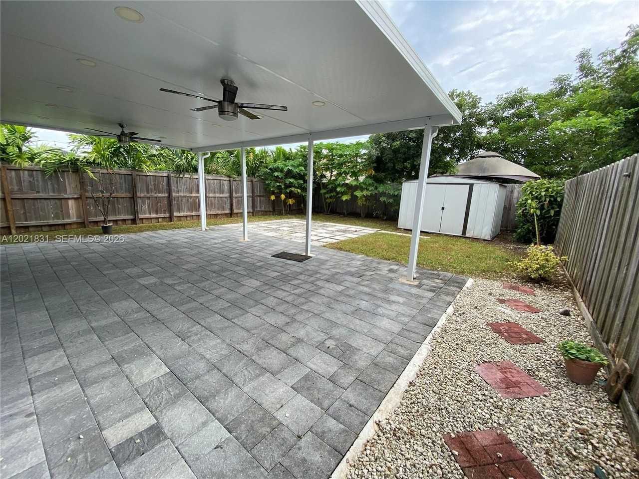 273 Se 31st Ave - Photo 4 of 5