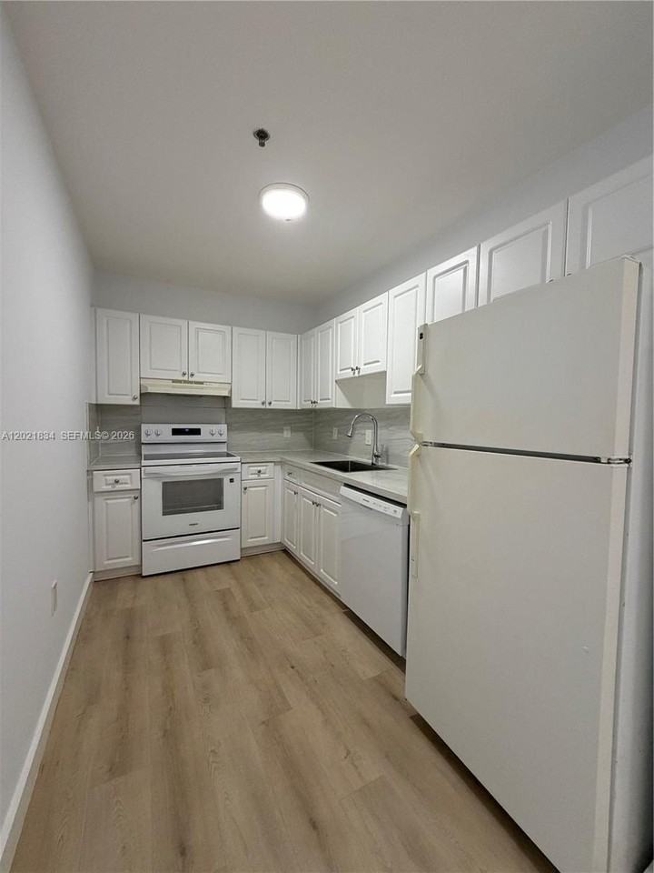 717 Sw 11th Ave #204 - Photo 3 of 9