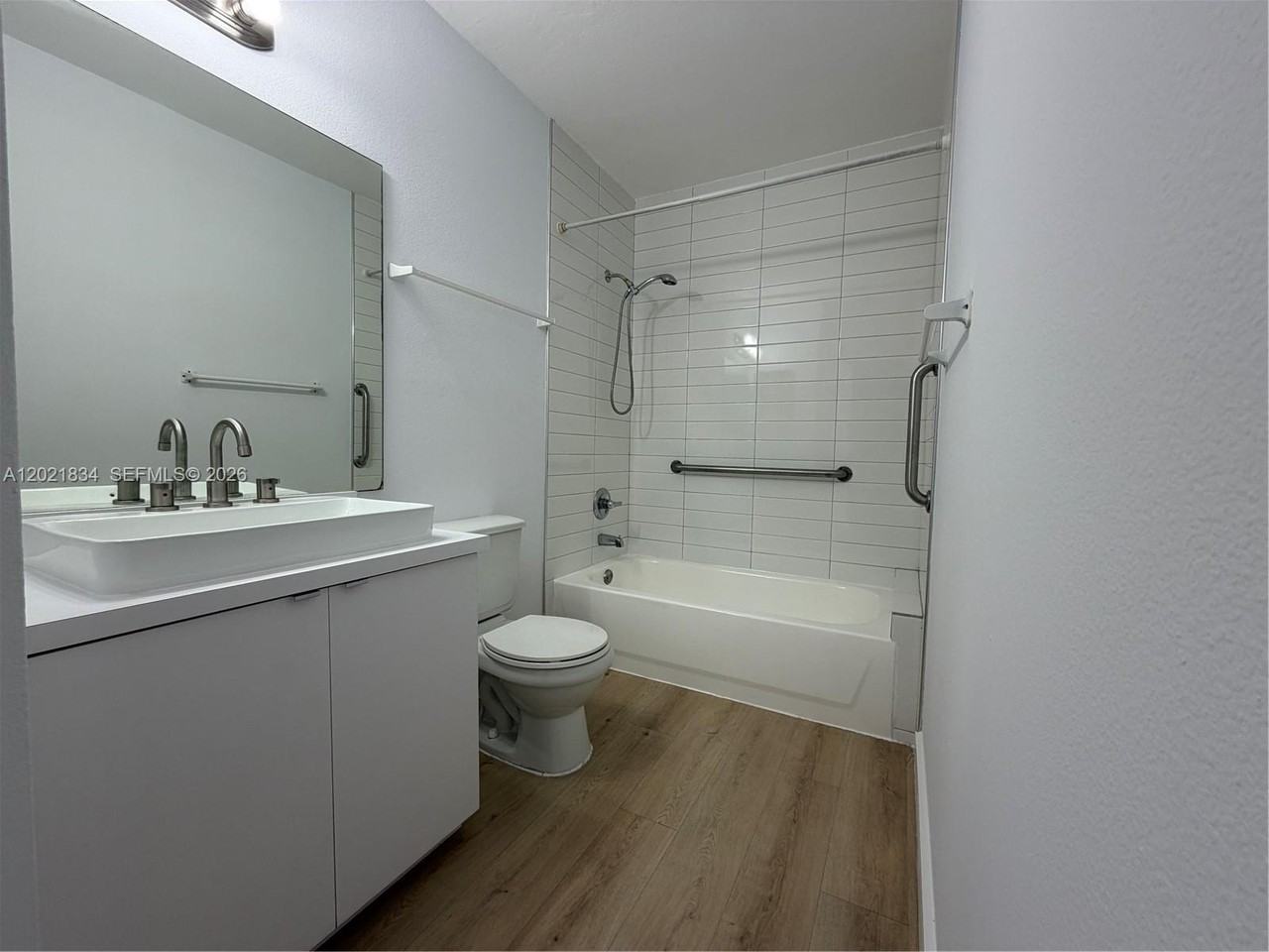717 Sw 11th Ave #204 - Photo 4 of 9