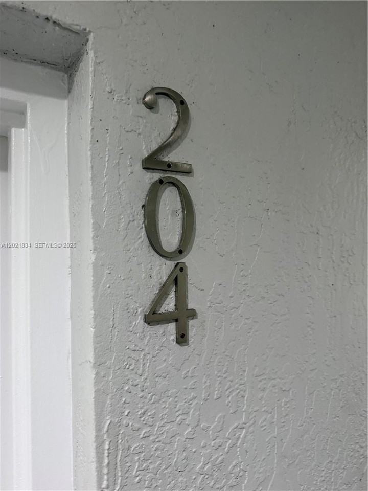 717 Sw 11th Ave #204 - Photo 7 of 9