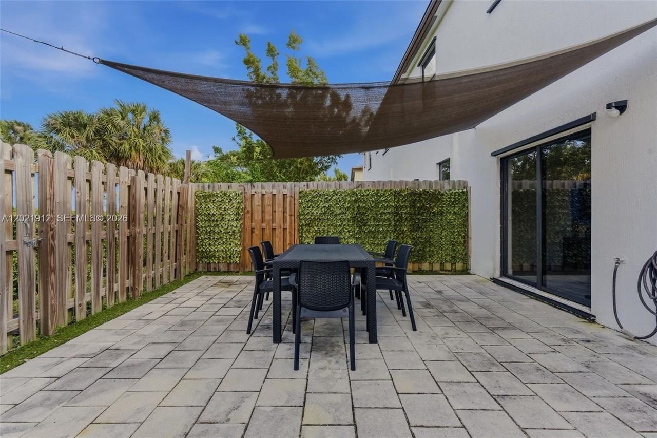 10009 Sw 228th Ter - Photo 4 of 48