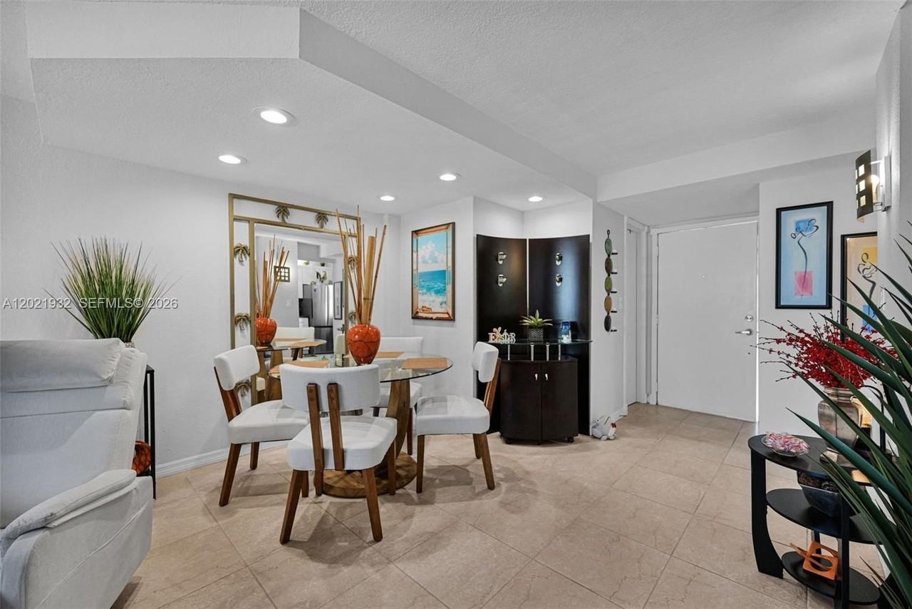 1334 Collins Ave #403 - Photo 3 of 36