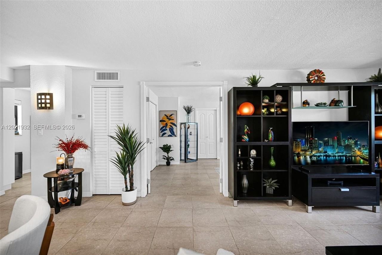 1334 Collins Ave #403 - Photo 6 of 36