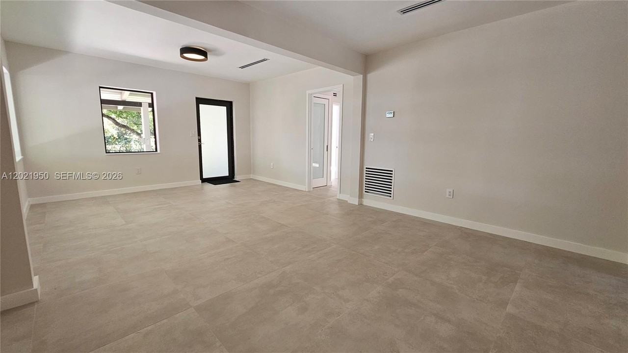 424 Ne 63rd St - Photo 2 of 18