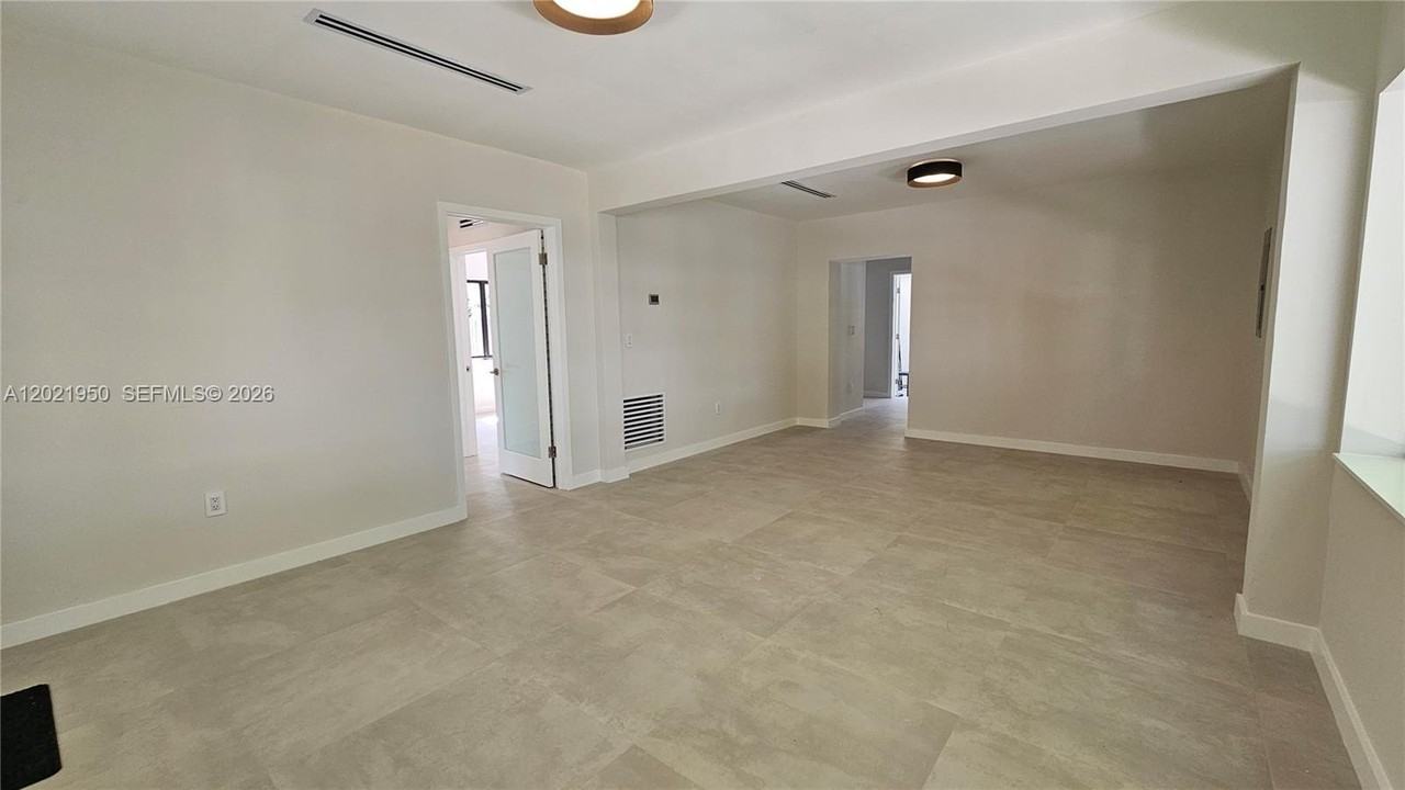 424 Ne 63rd St - Photo 3 of 18
