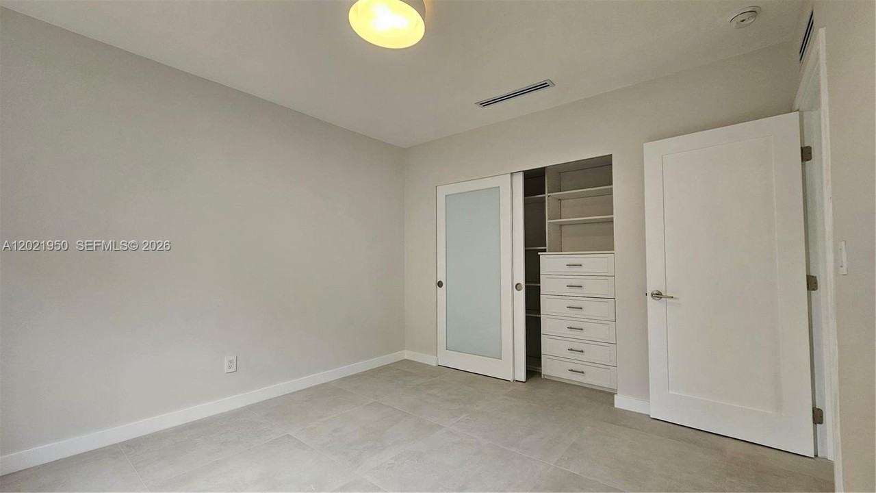 424 Ne 63rd St - Photo 4 of 18