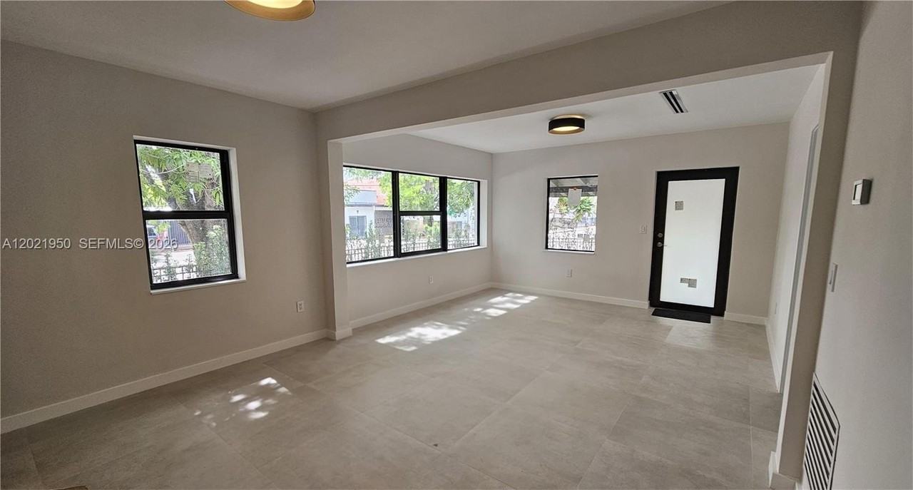 424 Ne 63rd St - Photo 5 of 18