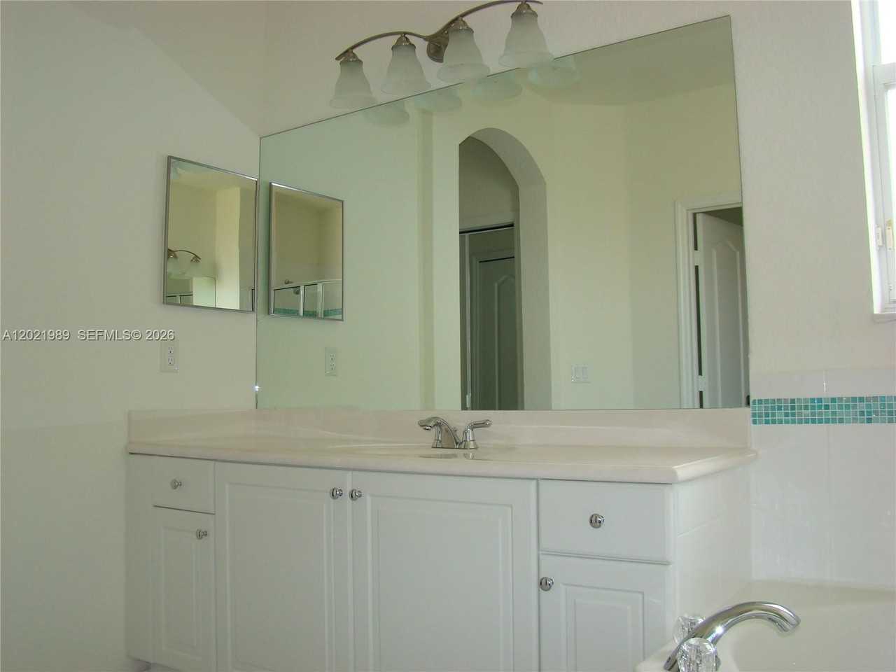 8651 Nw 111th Ct - Photo 6 of 10