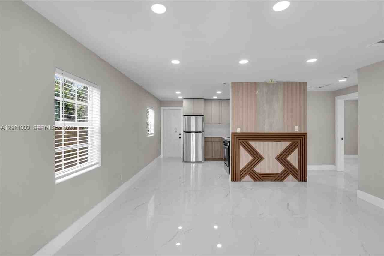 1660 W 26th St - Photo 4 of 28