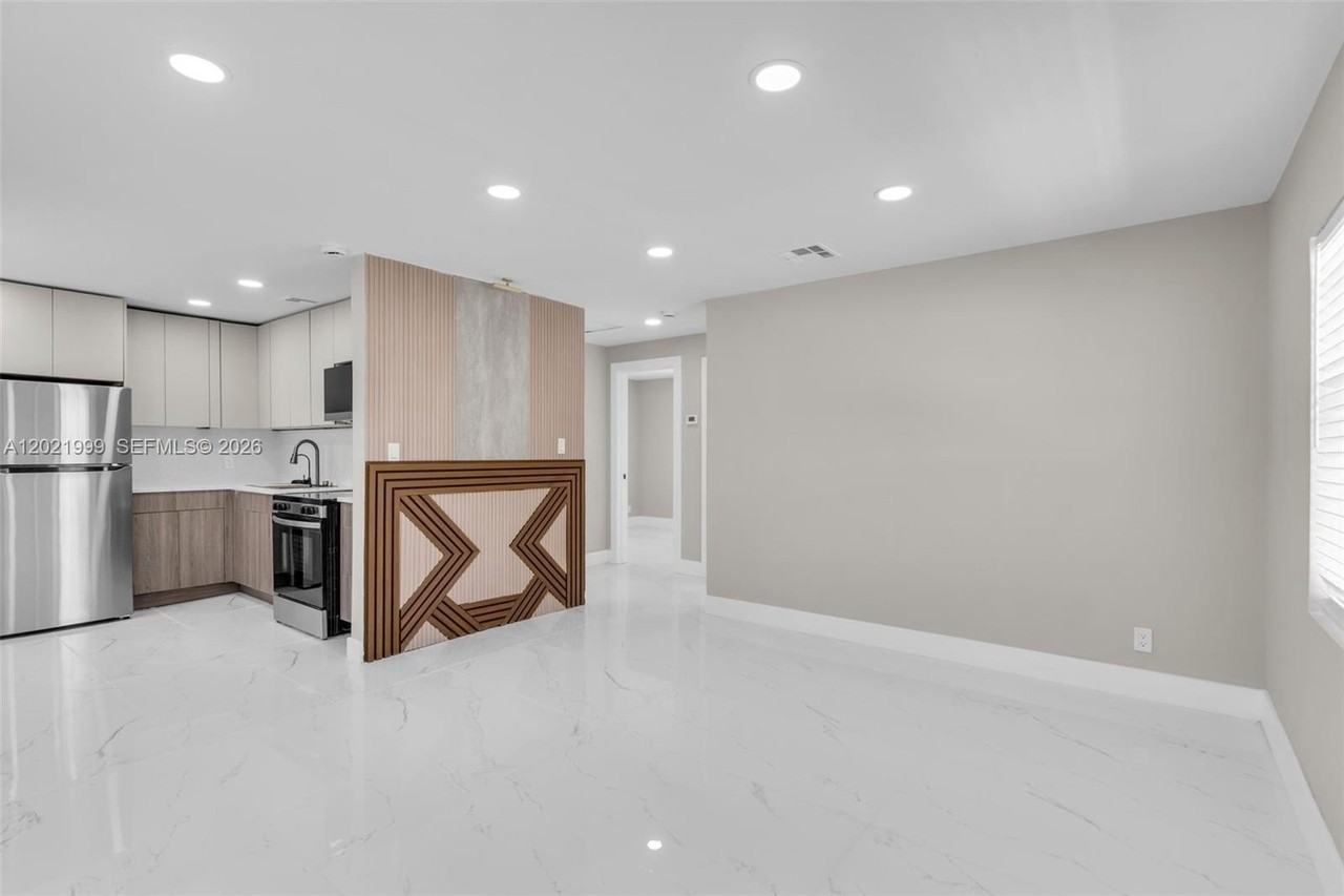 1660 W 26th St - Photo 5 of 28