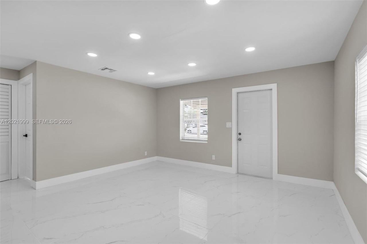 1660 W 26th St - Photo 6 of 28