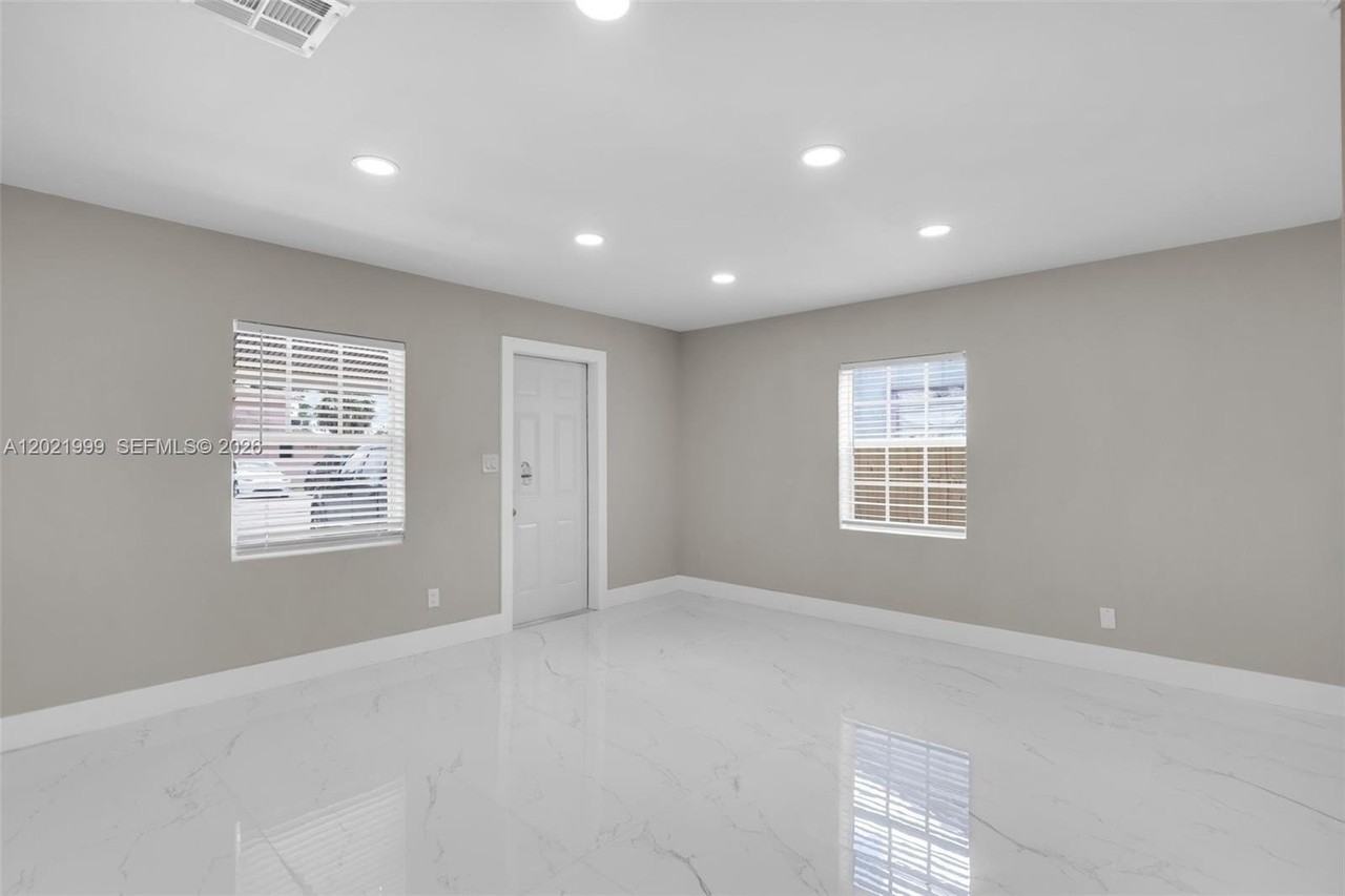 1660 W 26th St - Photo 7 of 28
